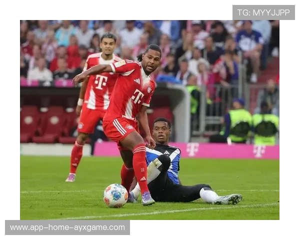 德甲拜仁中路调度精细，前锋多次有威胁