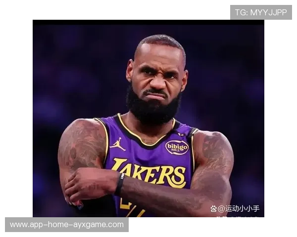 詹姆斯侧翼三分稳稳命中，湖人继续拉开分差